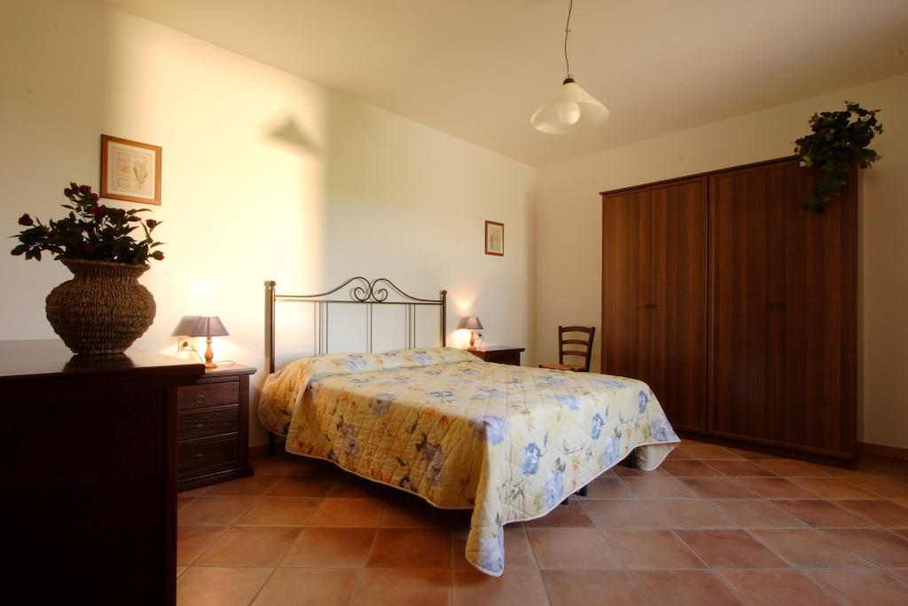 Agriturismo Quattro Pini Кастането Кардучи Стая снимка