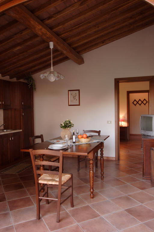 Agriturismo Quattro Pini Кастането Кардучи Стая снимка